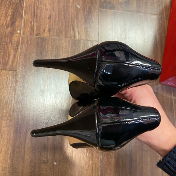 GUESS Black Leather Classic Pointy Toe Pumps - Picture 5 of 8